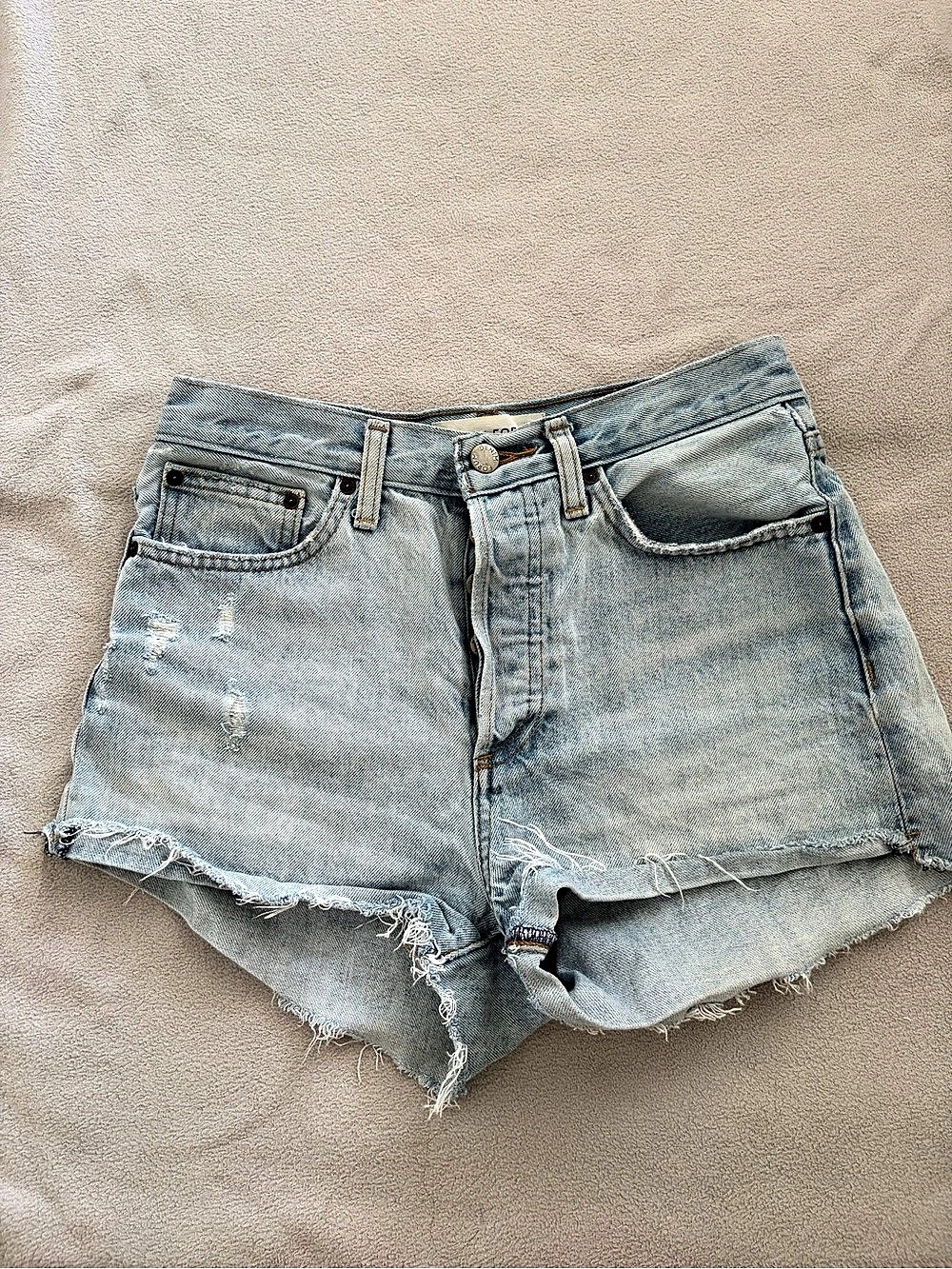 Aritzia Denim Forum The Yoko Short Distressed Denim Jean Shorts in Blue Waist 27